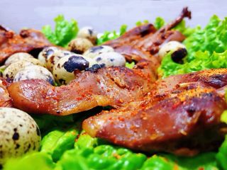 10、香煎鹌鹑,鹌鹑虽小但是五脏俱全营养精华一点也不逊色