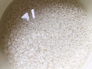 3、红豆小圆子糖粥,大米提前1、2小时浸泡。