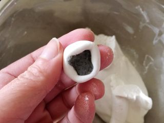 9、红豆小圆子糖粥,根据喜好,可以做成实心的,或者加馅心的。