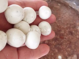 10、红豆小圆子糖粥,等粥熬得差不多的时候,就把小圆子放进去,继续小火慢慢的熬,直到圆子熟。