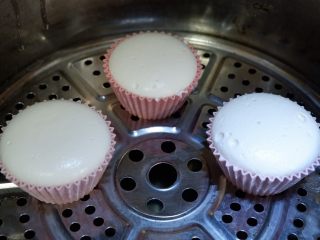 10、卡通立体可妮兔牛奶米糕,在放到温暖处发酵至满膜。