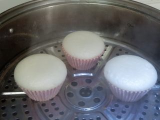 11、卡通立体可妮兔牛奶米糕,然后放入烧开水蒸锅，蒸15分钟，闷3分钟即可。