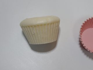 13、卡通立体可妮兔牛奶米糕,取一个撕掉模具。