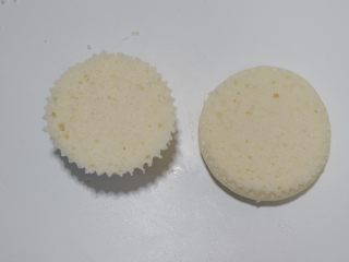 14、卡通立体可妮兔牛奶米糕,切出1片0.5mm厚的片。