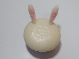 18、卡通立体可妮兔牛奶米糕,然后截断成合适的长度插进米糕中。