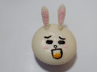 22、卡通立体可妮兔牛奶米糕,在用粉色画出腮红和舌头。完成了。