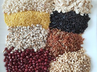 1、黑米八宝粥,将所需米类备齐