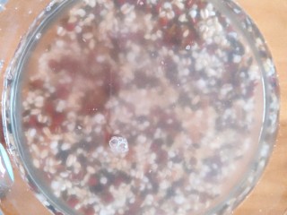 3、黑米八宝粥,加水浸泡两个小时，即可放入电饭锅煮，按杂粮粥键