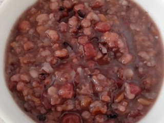 4、黑米八宝粥,热腾腾的八宝粥做好嘞~