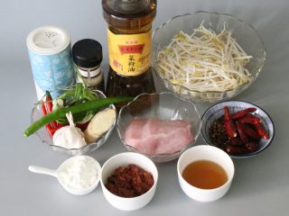 1、水煮肉片,准备好所需要的食材。