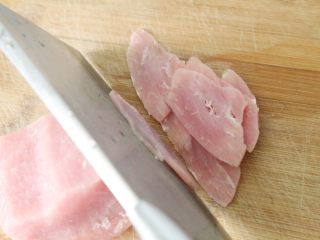 5、水煮肉片,肉放在冰箱，冰冻至稍微硬一些，拿出来切成薄片。
