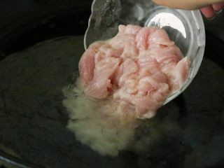 8、水煮肉片,腌制后的肉，放入水中焯烫，熟后立即捞出。约需要30秒。