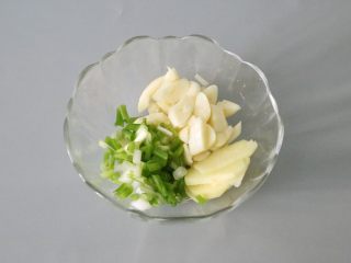 11、水煮肉片,葱姜蒜切好备用。