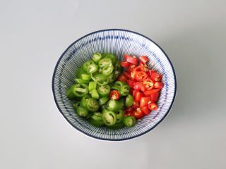 10、水煮肉片,辣椒切圈备用。