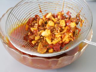 14、水煮肉片,将汤汁取出，渣过滤掉。
