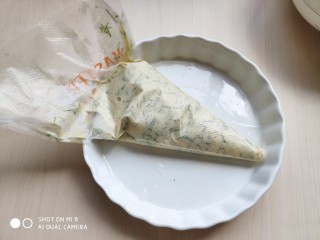 11、茴香小油条（不用手揉）,将搅拌好的面糊装入挤花袋。