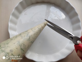 12、茴香小油条（不用手揉）,用剪子剪开个小口，先剪的小一点，试试后不行再剪，不要上来就剪大了。