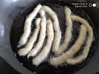 14、茴香小油条（不用手揉）,小油条刚挤进油锅时细细的，一会儿会膨胀变粗。
