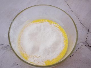 5、原味蒸蛋糕,筛入低筋面粉
