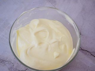 11、原味蒸蛋糕,再把剩下的蛋白霜加入蛋黄糊中翻拌均匀