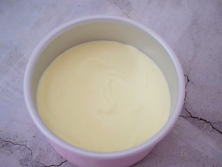 12、原味蒸蛋糕,把拌匀的蛋糕糊倒入6寸活底模具中