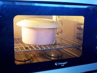 13、原味蒸蛋糕,表面盖上盖子，这样能防止入水，放入蒸汽烤箱，时间为100度，蒸50分钟，关火焖3分钟