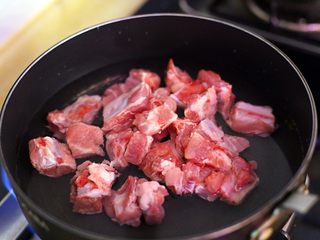 5、广式茶点-豉汁蒸排骨,锅中倒入淹没排骨的水，将排骨煮至浮沫漂出，捞出排骨清水洗净后沥干水份。