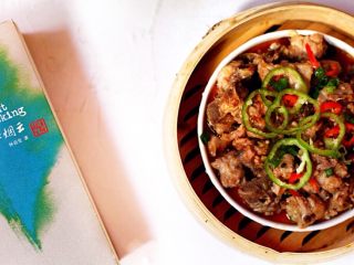 13、广式茶点-豉汁蒸排骨,儿子大块朵颐的吃光了所有，2018的六月你就要高考了，12年的寒窗究竟让你成长了多少呢？也许成绩并不代表一个人真正拥有的能力，可有一点不可否认，尽量广泛的阅读会让你成为一个内心坚韧的人，也许只有经历只有时间才会让你真正懂得。今天～就酱紫！嗯啊，希望你们喜欢我做的美食！