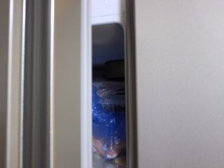 12、（不用烤箱)迷你巧克力果仁蛋糕,放到冷冻冰箱里直到它冻起来了，至少2小时