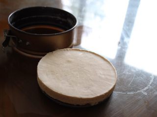 16、（不用烤箱)迷你巧克力果仁蛋糕,小型的把蛋糕从膜里拿出来