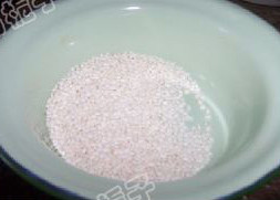 2、雪梨山楂糯米粥,糯米洗净备用