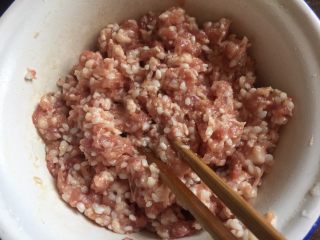 3、豆皮糯米肉卷,猪肉泥和糯米混合均匀