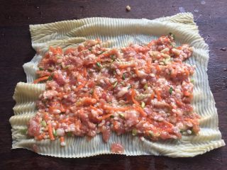 7、豆皮糯米肉卷,把馅料平铺在豆皮上面