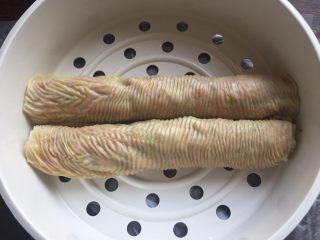 10、豆皮糯米肉卷,这是蒸好的