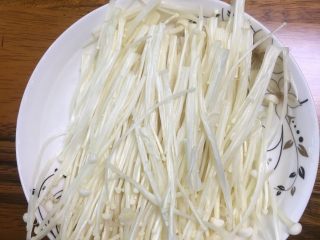 2、低卡番茄豆腐汤,金针菇洗净