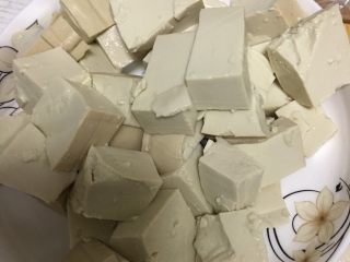 5、低卡番茄豆腐汤,豆腐切好