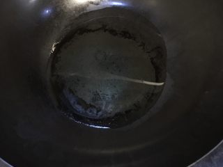 6、低卡番茄豆腐汤,倒入油