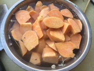 1、拔丝地瓜,用水浸泡一会 泡出其中的淀粉 秉承着不浪费水资源的原则 我是直接用第三次洗金针菇的泡15分钟左右 