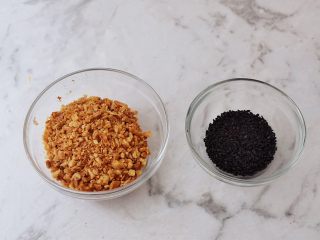 4、糖不甩,花生炒熟去皮压碎备用，黑芝麻炒熟后盛出备用