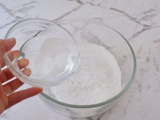 5、糖不甩,糯米粉边加入温水
