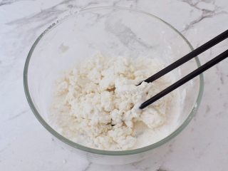 6、糖不甩,边用筷子搅拌至絮状