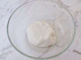 7、糖不甩,再用手揉成光滑的面团