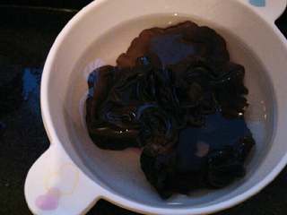 1、≈韭菜鸡蛋包≈,木耳泡发