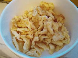 2、≈韭菜鸡蛋包≈,鸡蛋炒好，晾凉