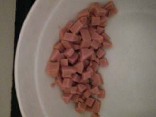 3、≈韭菜鸡蛋包≈,火腿切丁