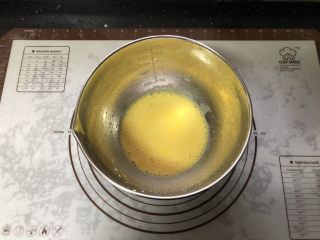 2、橙香戚风蛋糕,搅拌至完全融合。