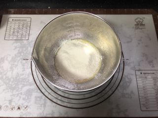 3、橙香戚风蛋糕,筛入低筋面粉。