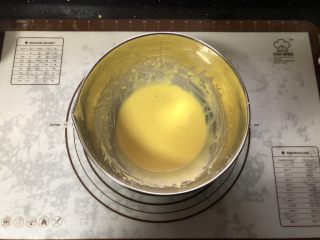 4、橙香戚风蛋糕,搅拌均匀。
