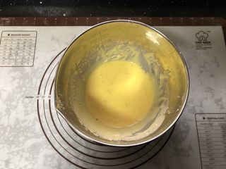 6、橙香戚风蛋糕,搅拌均匀。