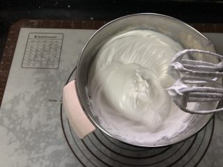 8、橙香戚风蛋糕,打至硬性发泡。